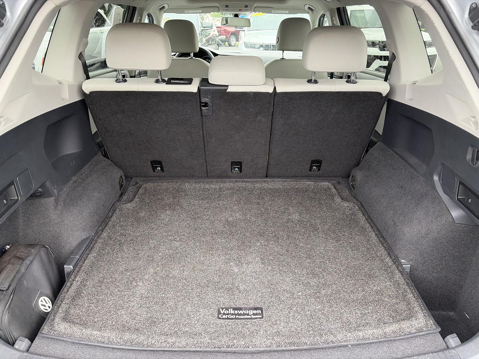Used 2020 Pyrite Silver Metallic Volkswagen SE image 9