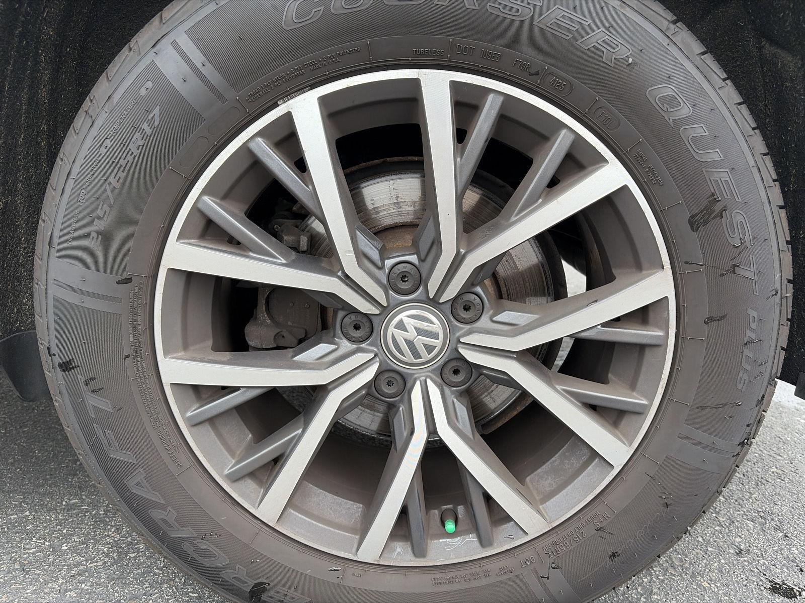 Used 2020 Pyrite Silver Metallic Volkswagen SE image 10