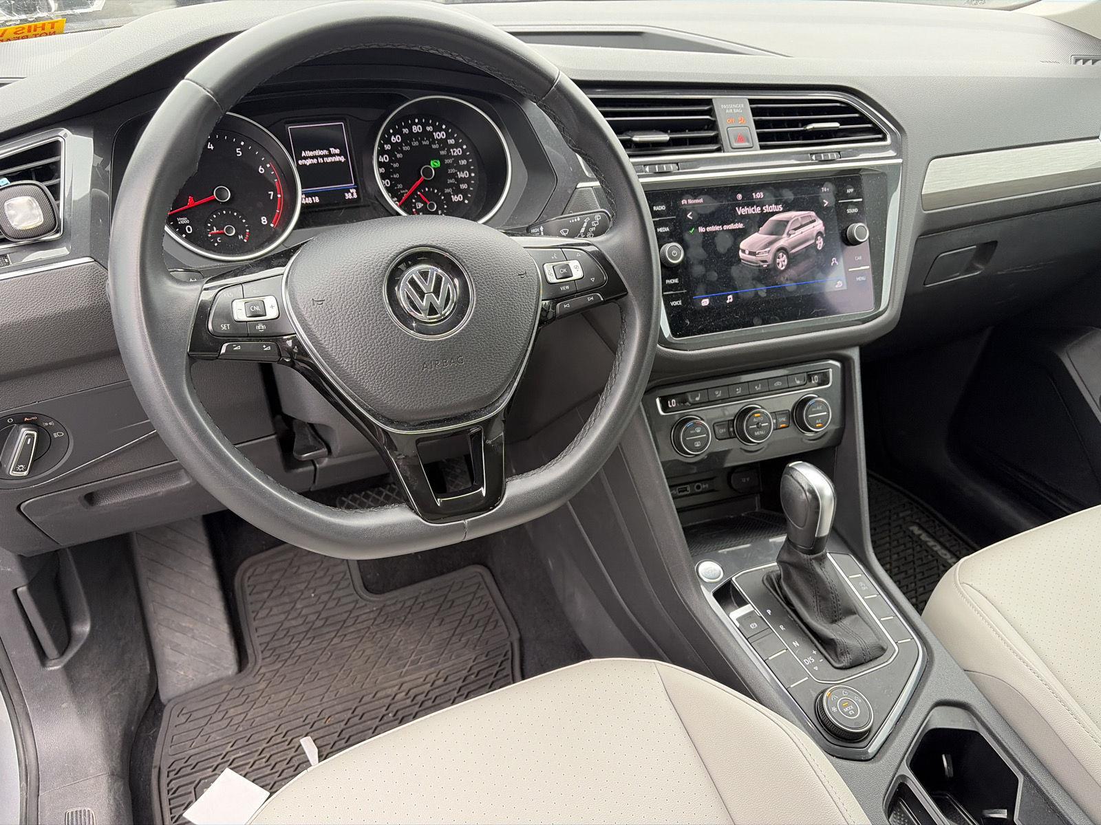 Used 2020 Pyrite Silver Metallic Volkswagen SE image 11