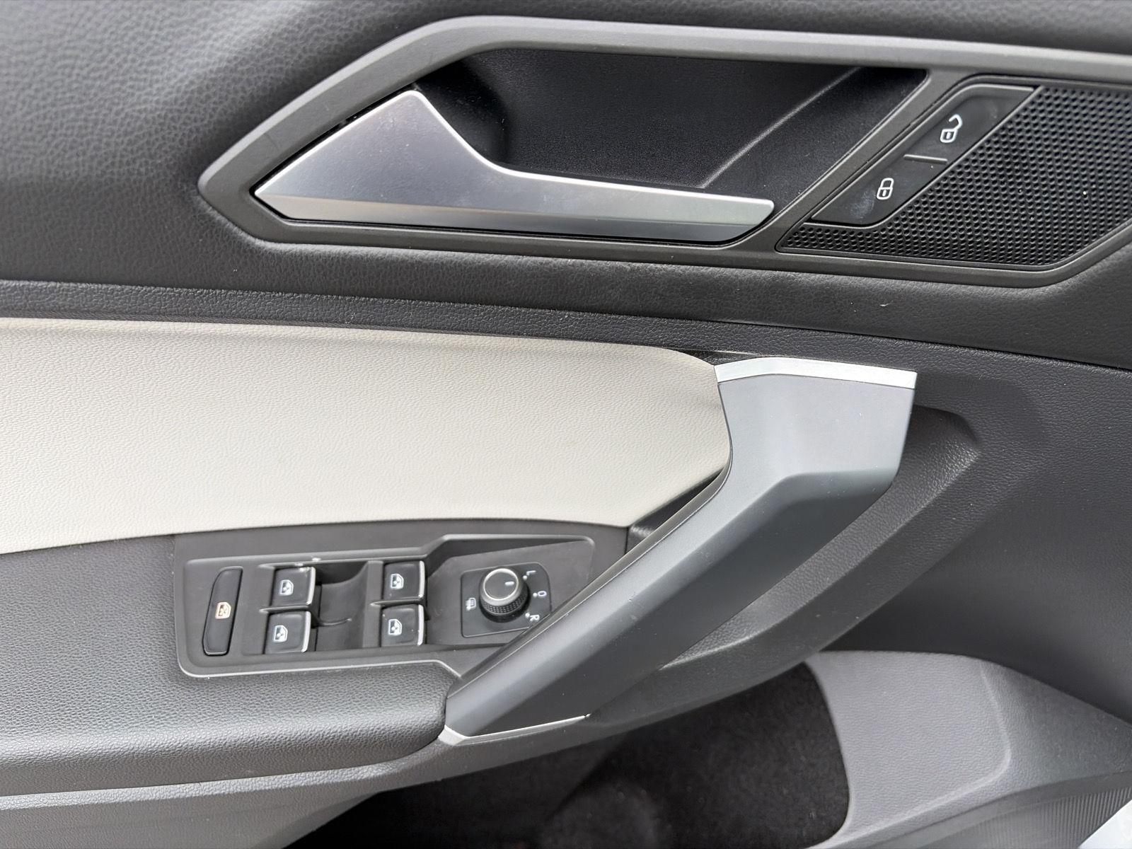 Used 2020 Pyrite Silver Metallic Volkswagen SE image 14