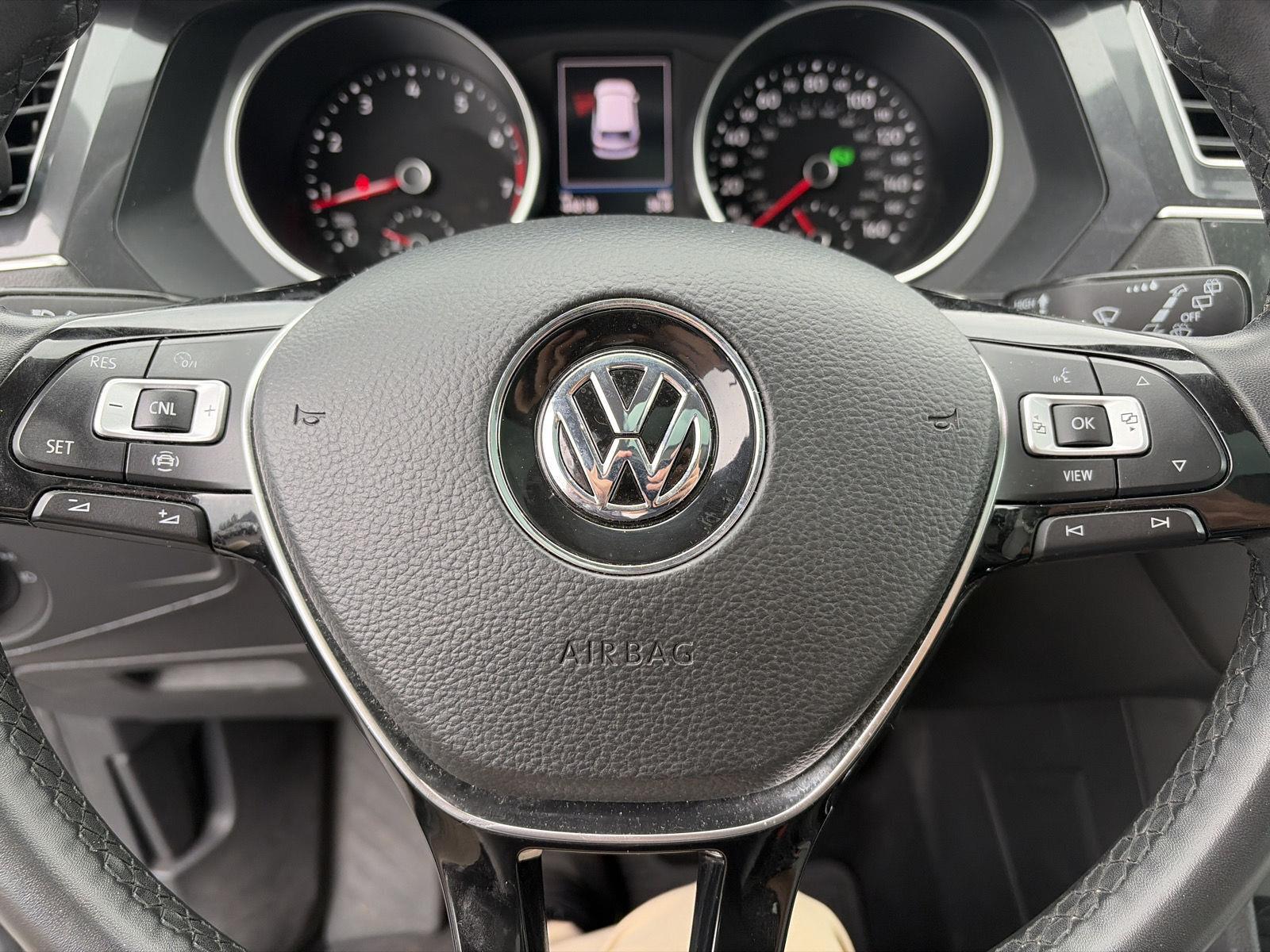 Used 2020 Pyrite Silver Metallic Volkswagen SE image 16