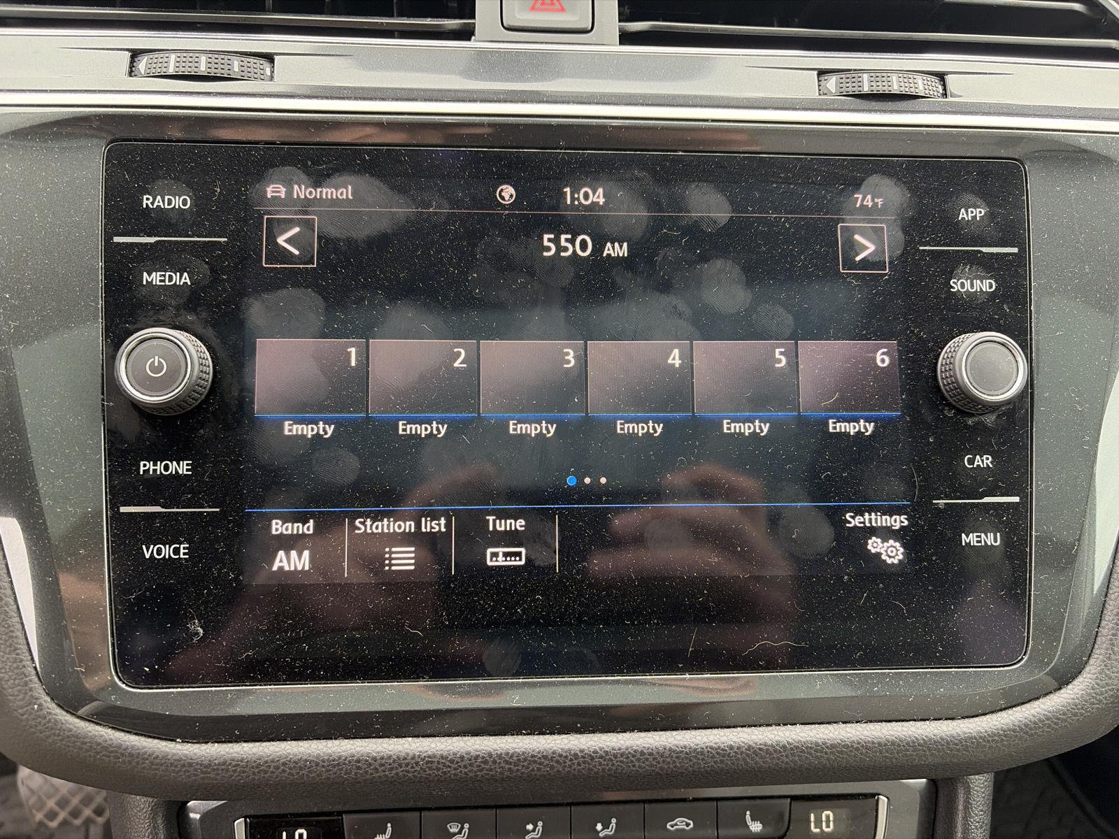 Used 2020 Pyrite Silver Metallic Volkswagen SE image 19
