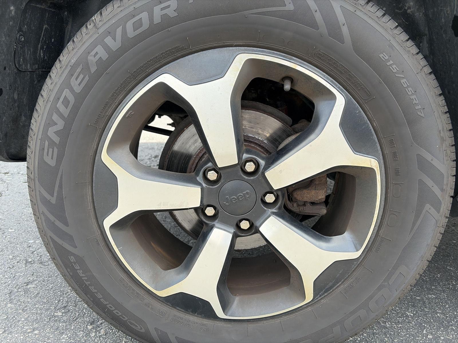 Used 2021 Glacier Metallic Clearcoat Jeep Trailhawk image 9