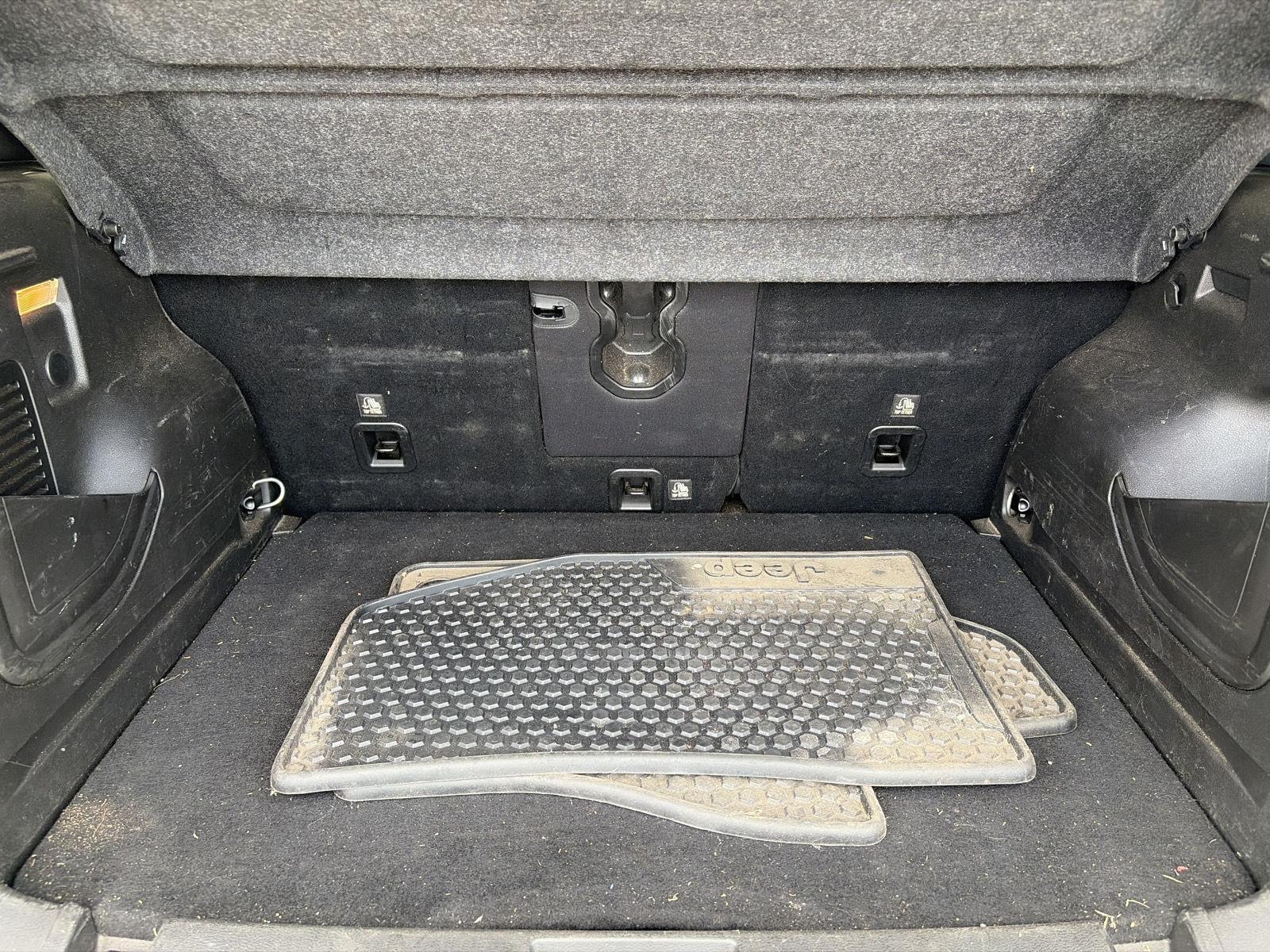 Used 2021 Glacier Metallic Clearcoat Jeep Trailhawk image 10