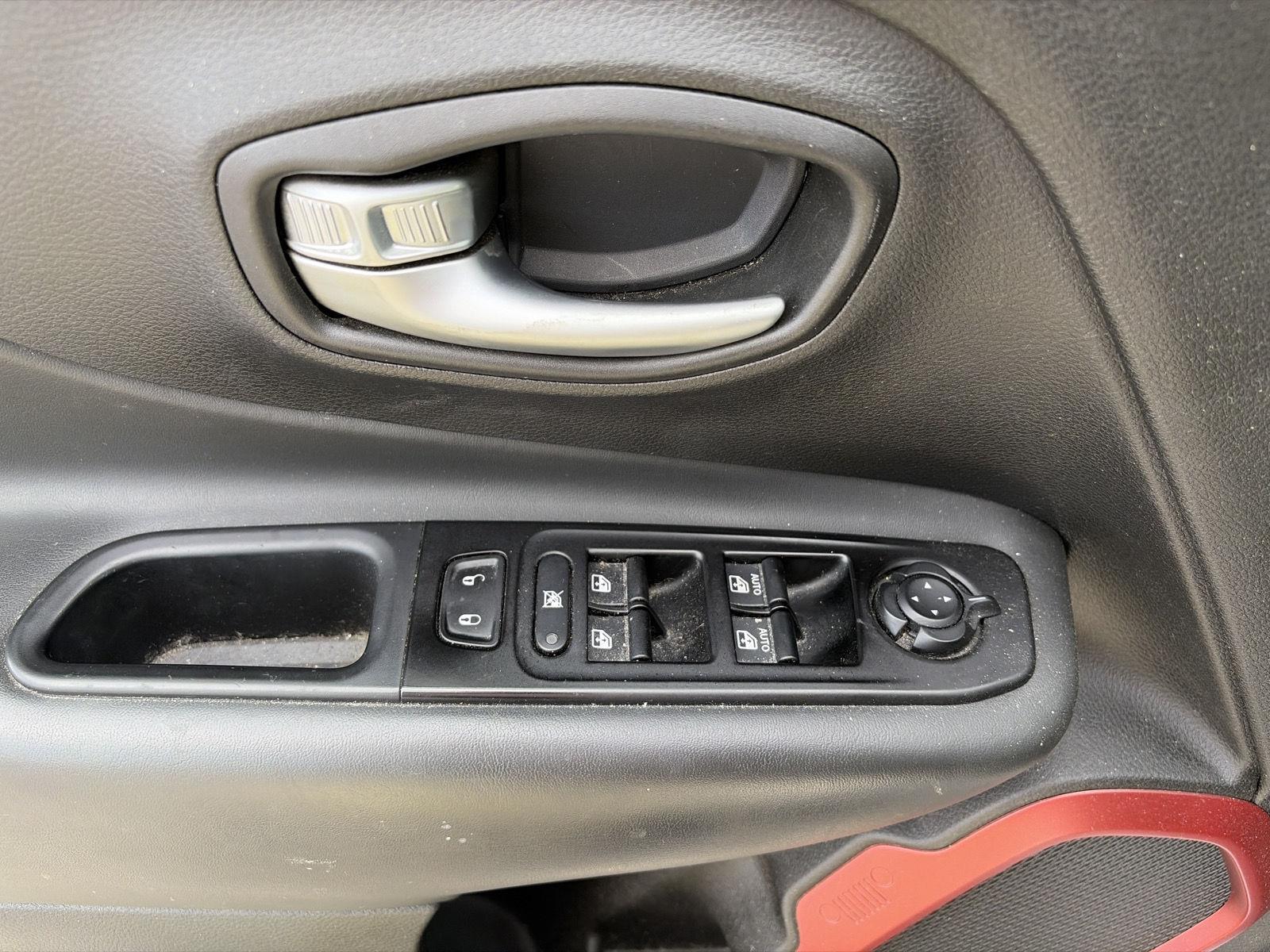Used 2021 Glacier Metallic Clearcoat Jeep Trailhawk image 14
