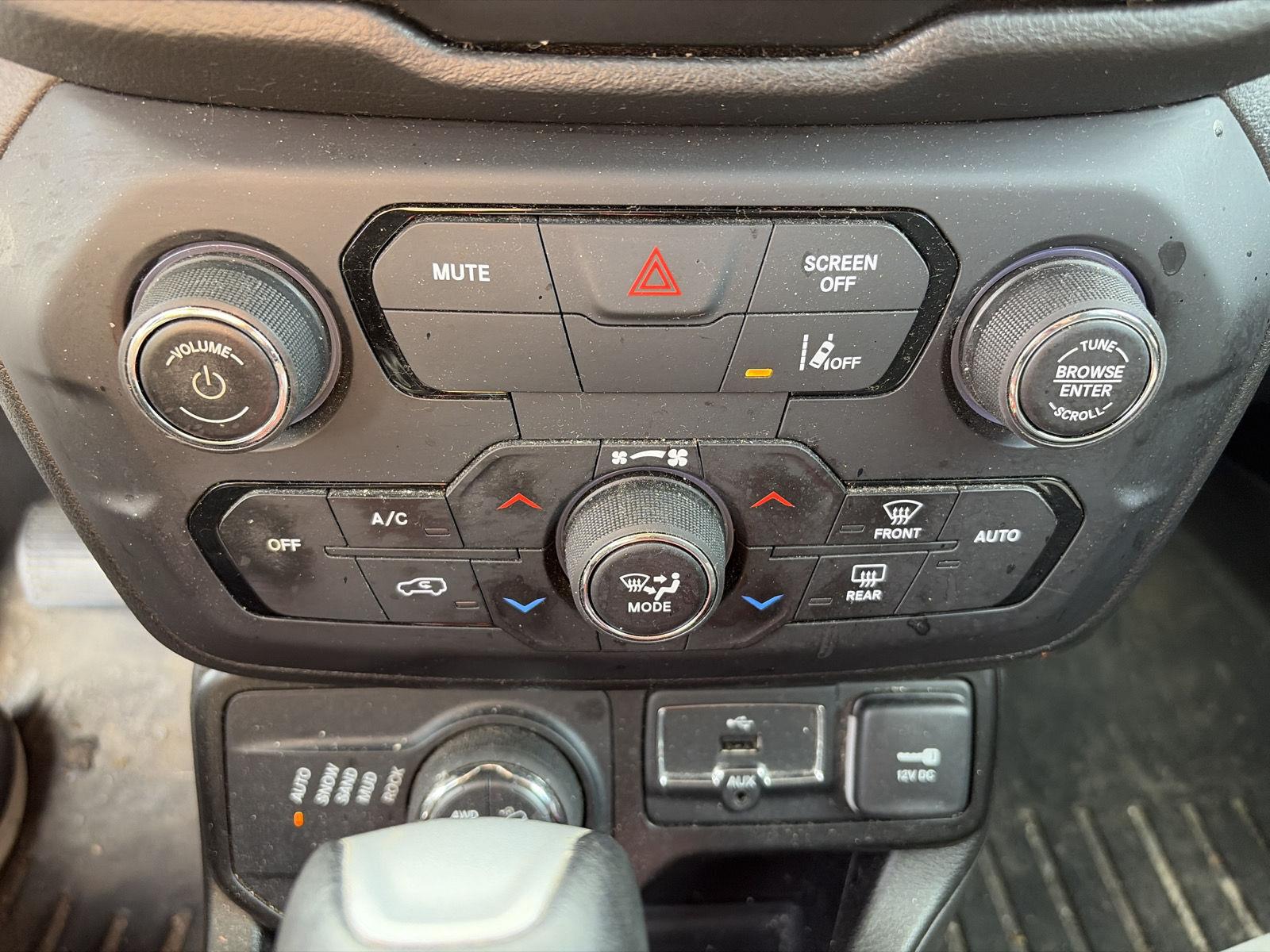 Used 2021 Glacier Metallic Clearcoat Jeep Trailhawk image 21
