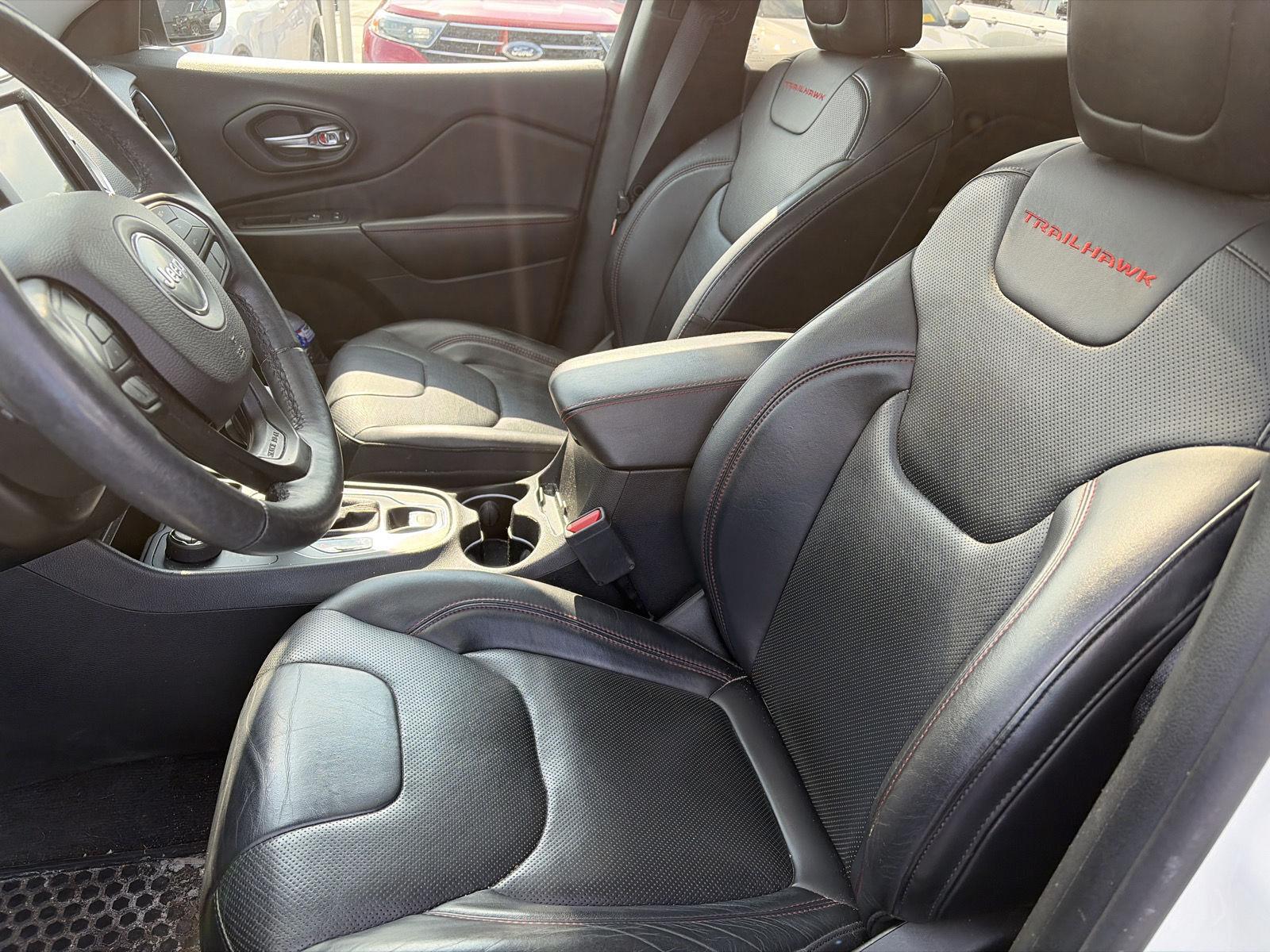 Used 2019 Pearl White Jeep Trailhawk Elite image 13
