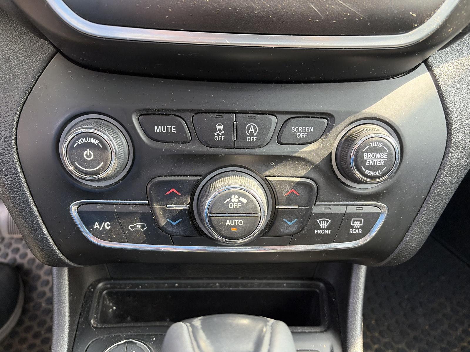 Used 2019 Pearl White Jeep Trailhawk Elite image 22