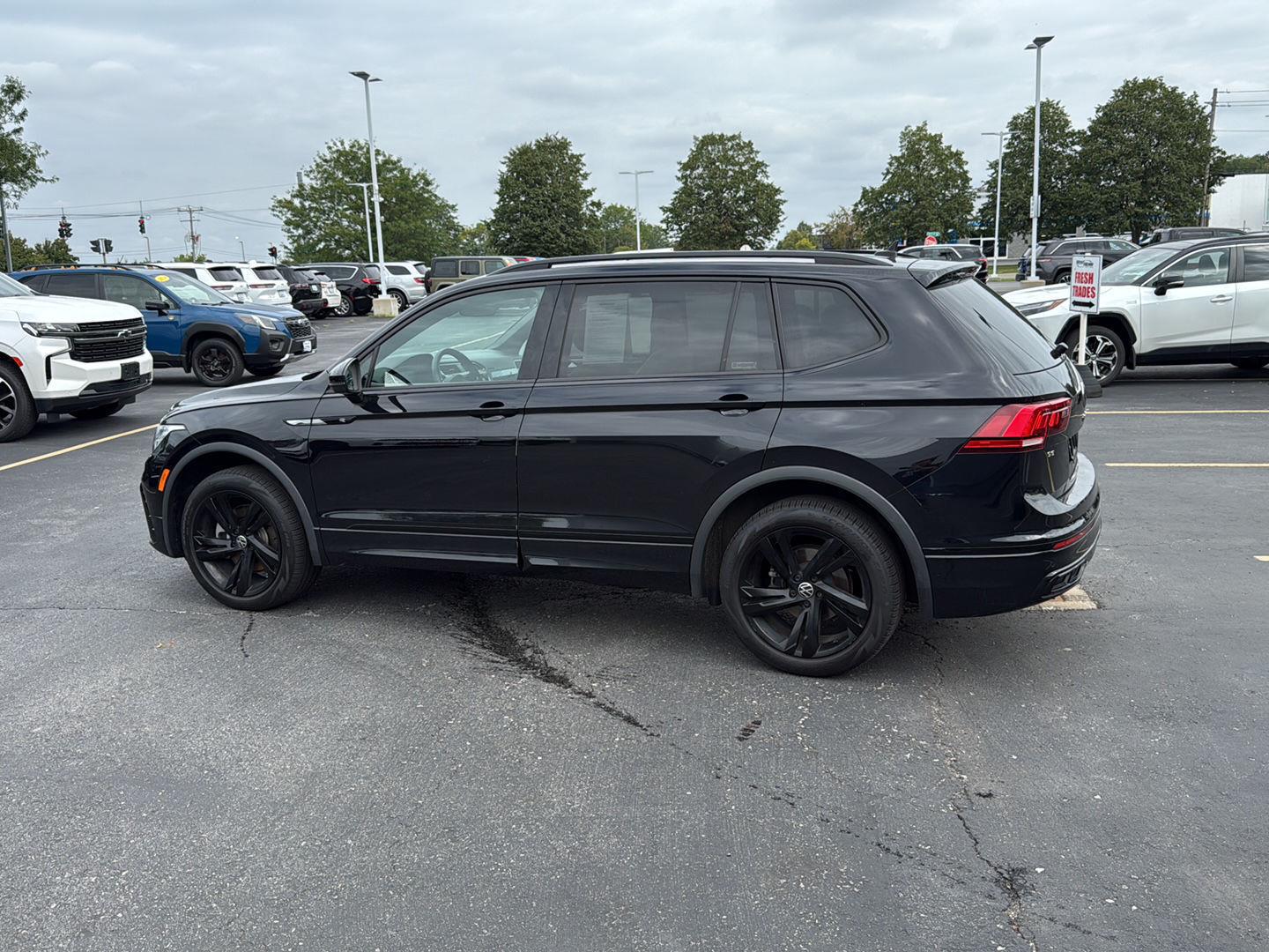 Used 2023 Deep Black Pearl Volkswagen SE R-Line Black image 4