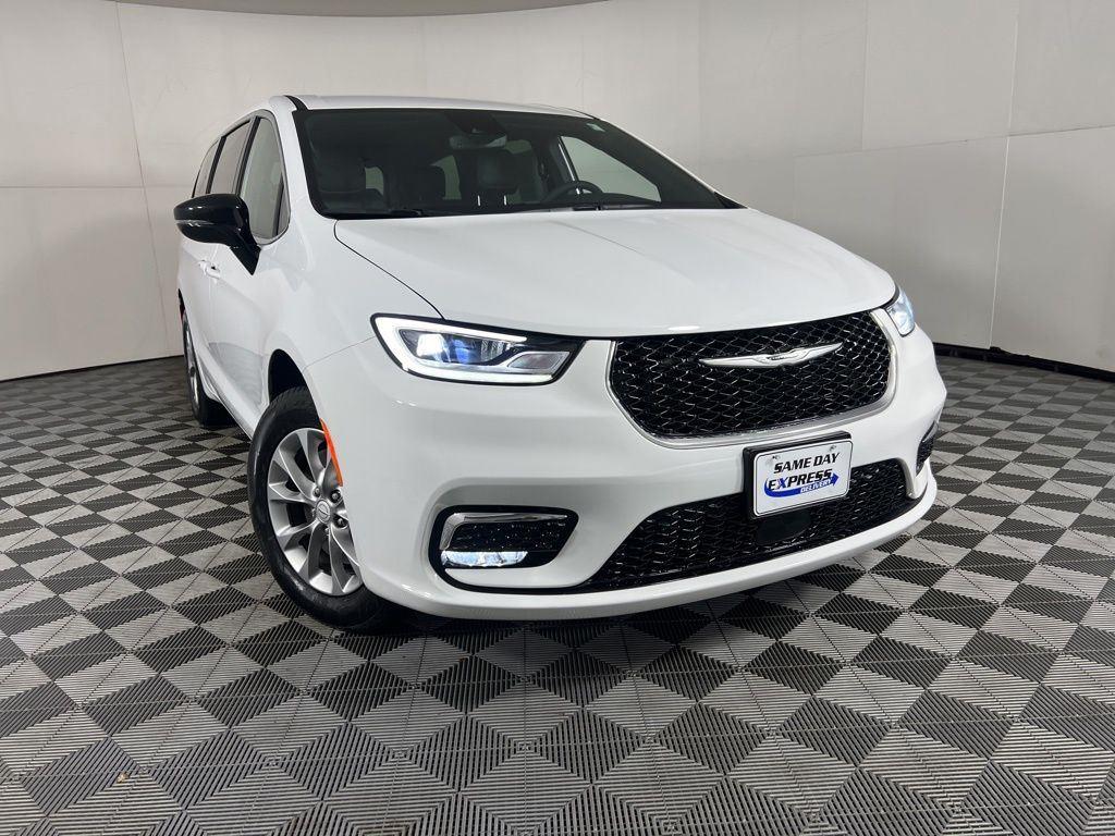 Used 2026 Bright White Clearcoat Chrysler Select image 3