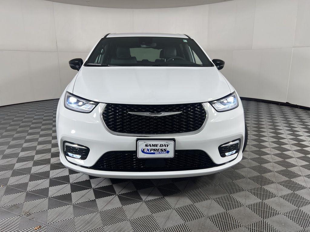 Used 2026 Bright White Clearcoat Chrysler Select image 5