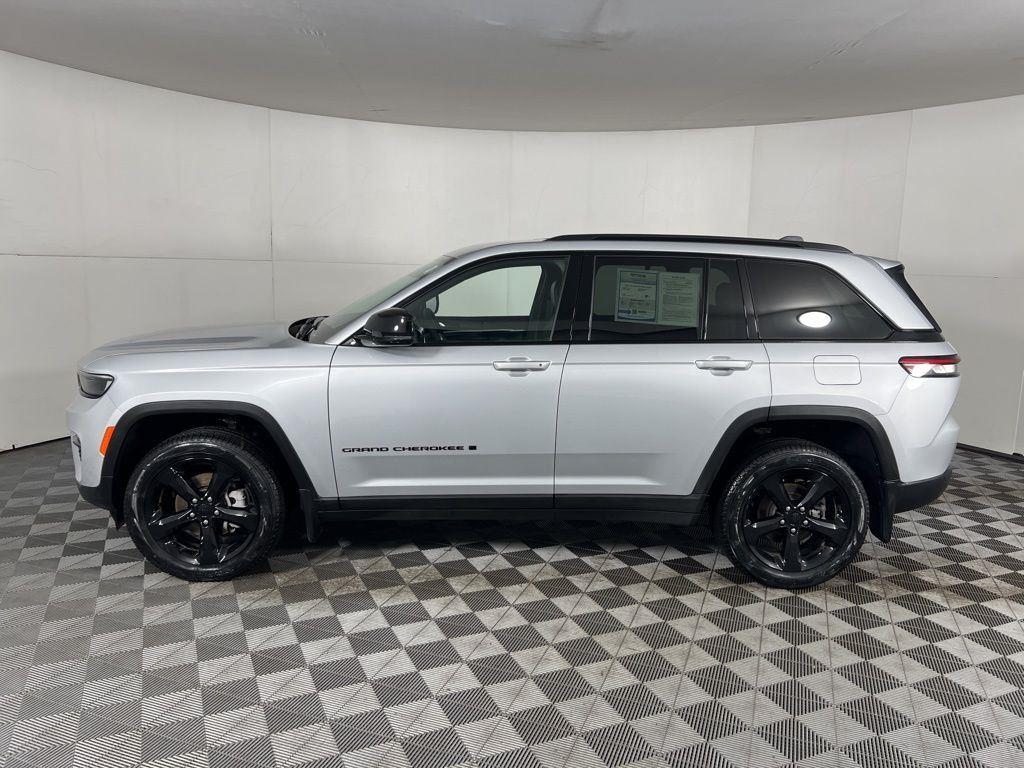 Used 2025 Silver Zynith Jeep Limited image 4