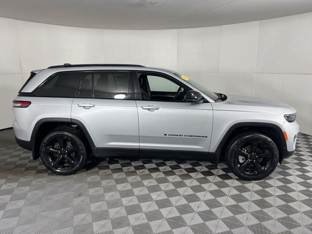 Used 2025 Silver Zynith Jeep Limited image 8