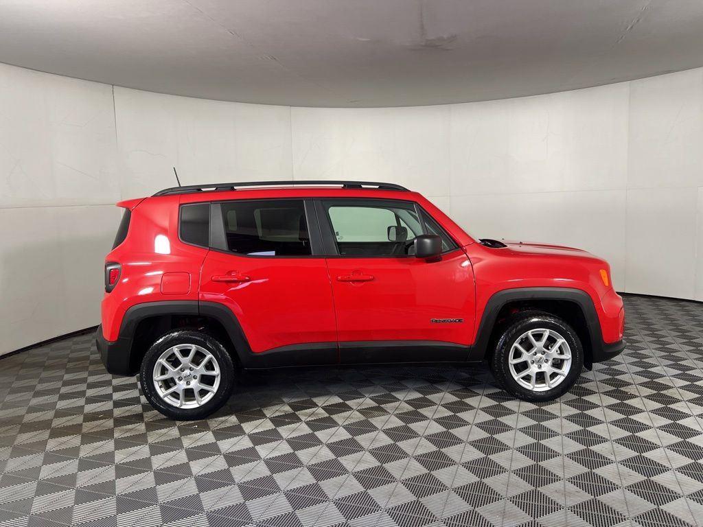 Used 2022 Colorado Red Clearcoat Jeep Latitude image 10