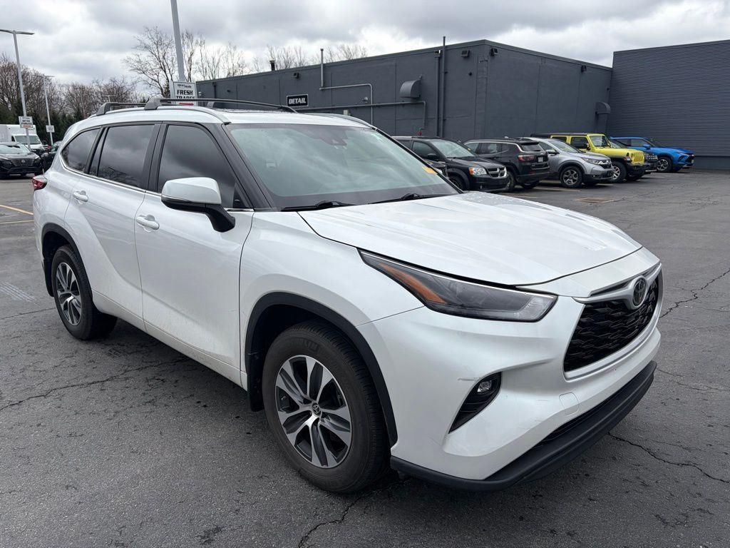 Used 2023 Pearl Toyota XLE image 3