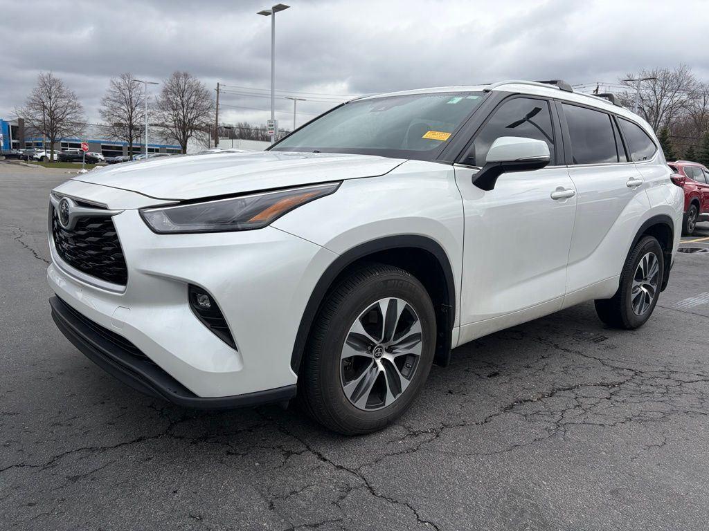 Used 2023 Pearl Toyota XLE image 6