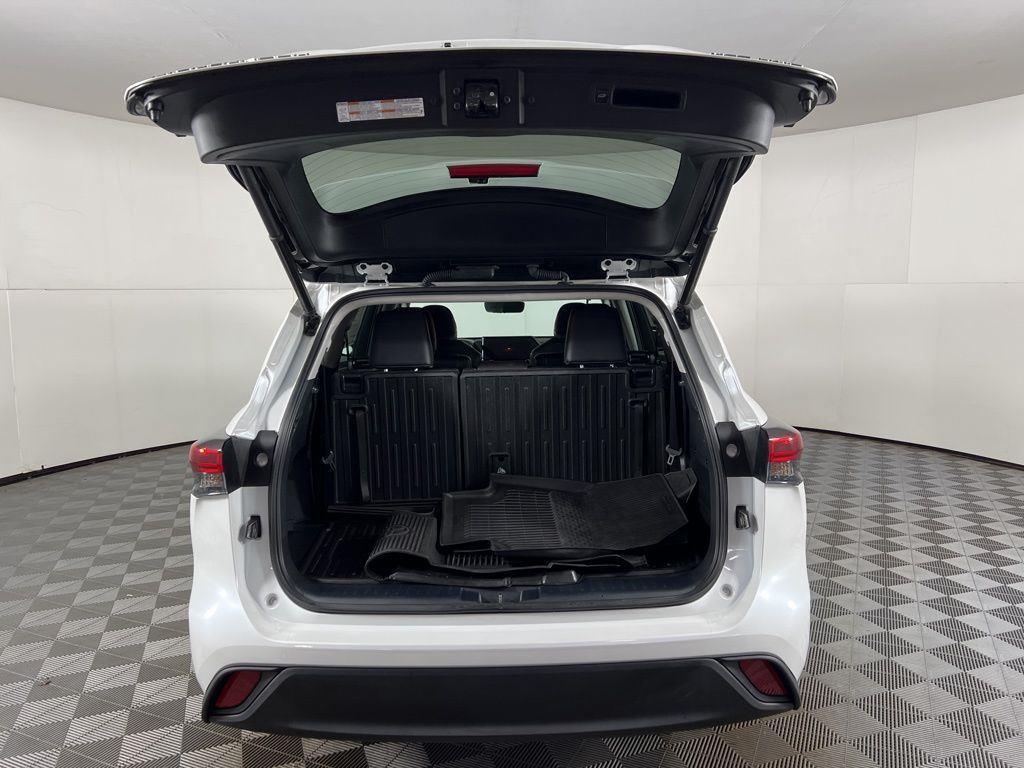 Used 2023 Pearl Toyota XLE image 15