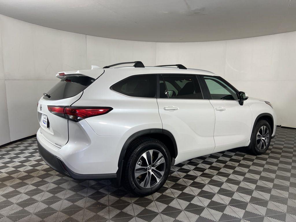 Used 2023 Pearl Toyota XLE image 17