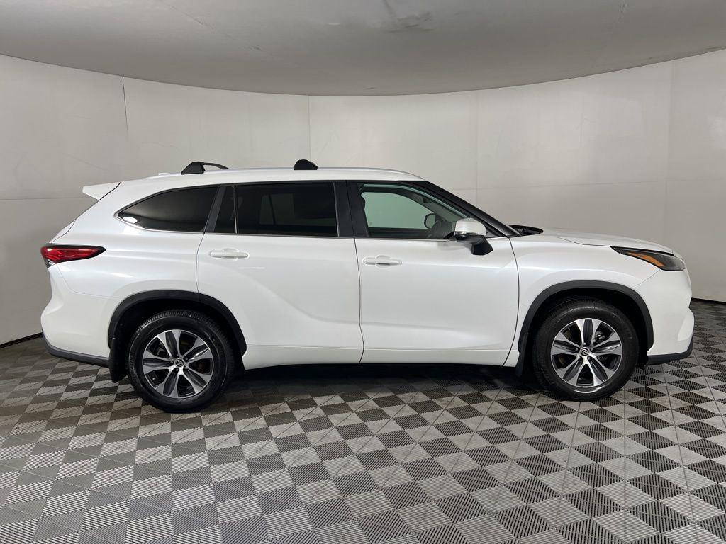Used 2023 Pearl Toyota XLE image 18