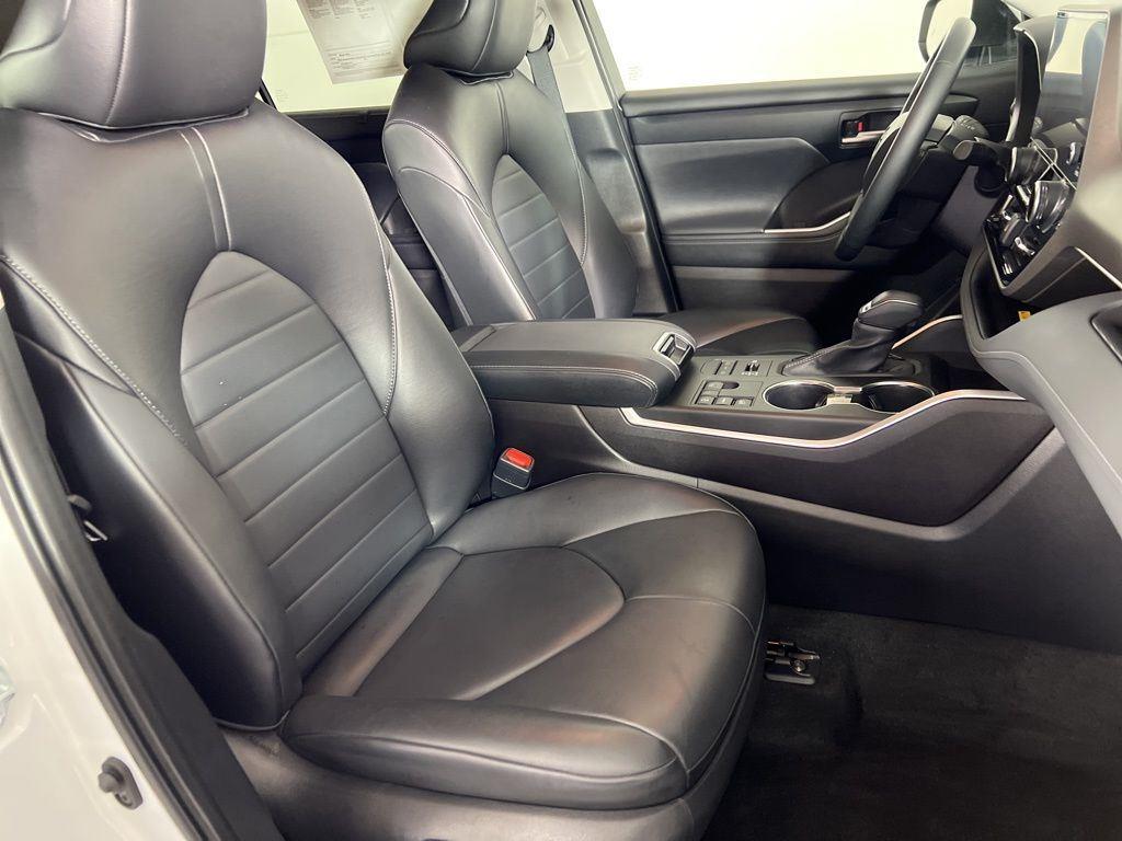Used 2023 Pearl Toyota XLE image 19