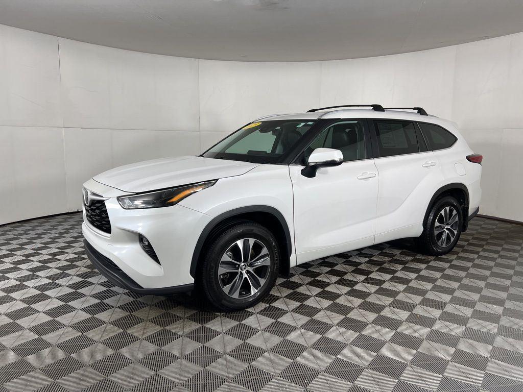 Used 2023 Pearl Toyota XLE image 23