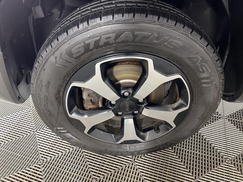 Certified Used 2021 Granite Crystal Metallic Clear Jeep Trailhawk image 24