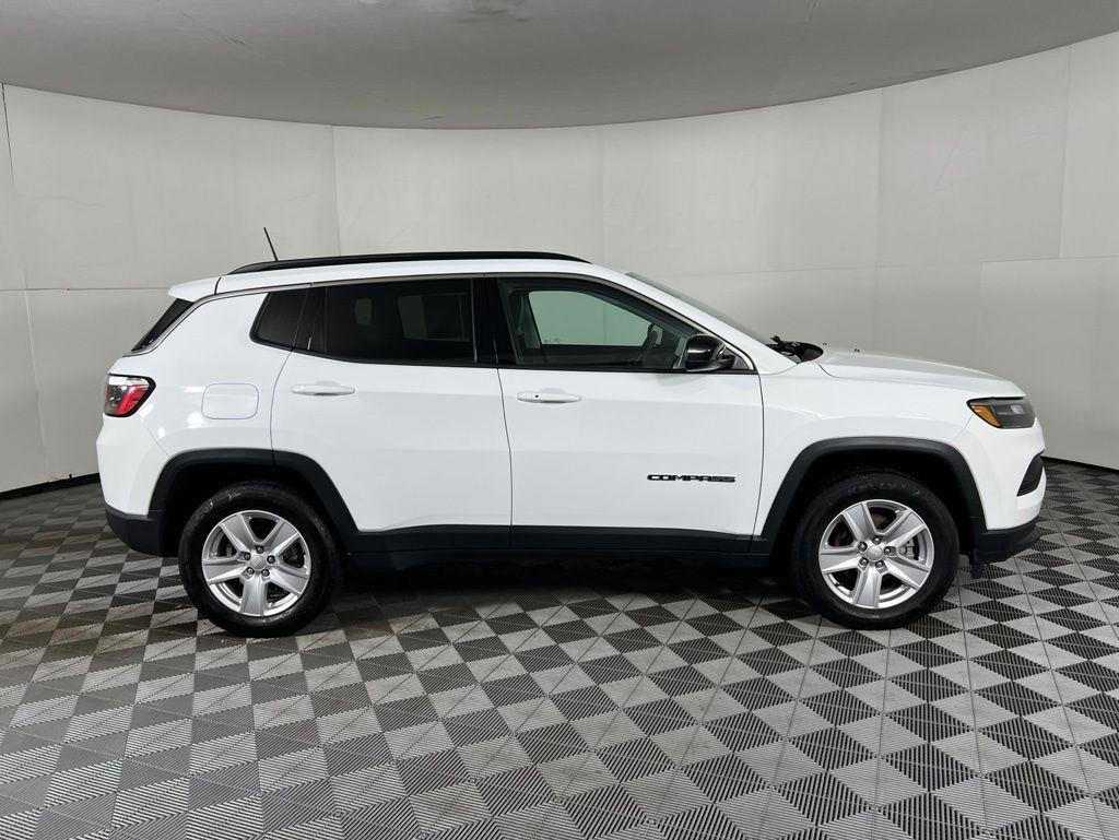 Used 2022 Bright White Clearcoat Jeep Latitude image 7