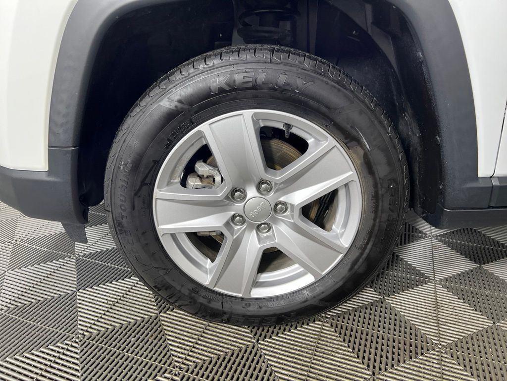 Used 2022 Bright White Clearcoat Jeep Latitude image 9
