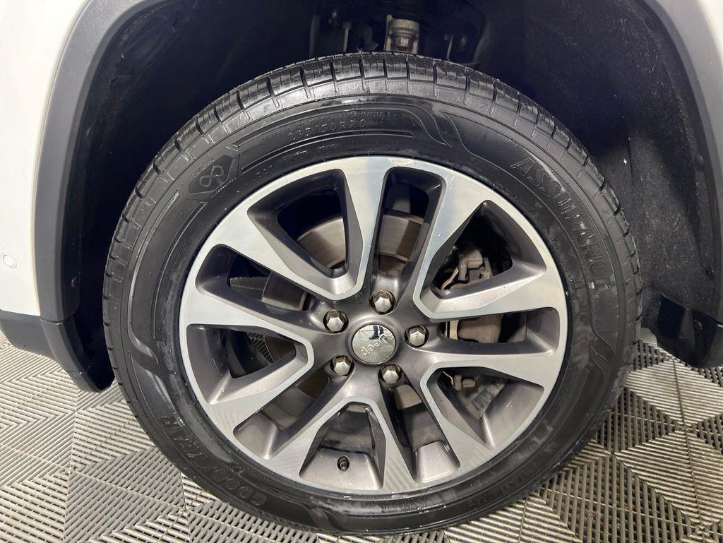 Used 2018 Bright White Clearcoat Jeep Limited image 9