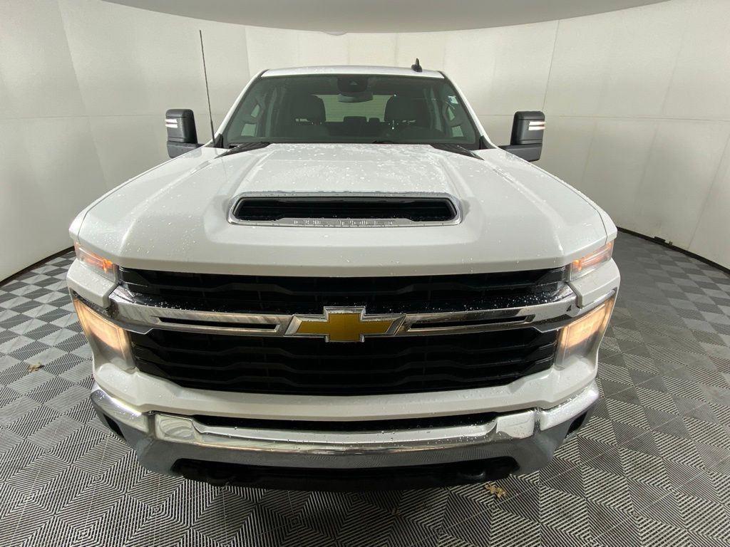 Used 2024 Summit White Chevrolet LT image 3