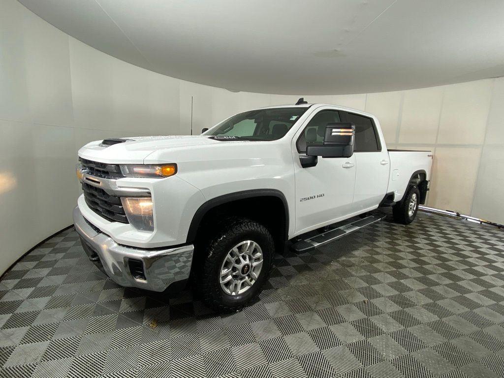 Used 2024 Summit White Chevrolet LT image 5