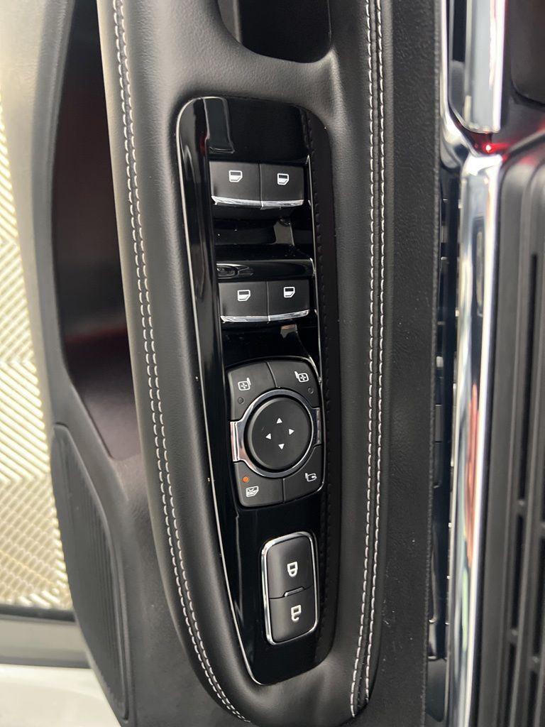 Used 2020 White Lincoln Standard image 13