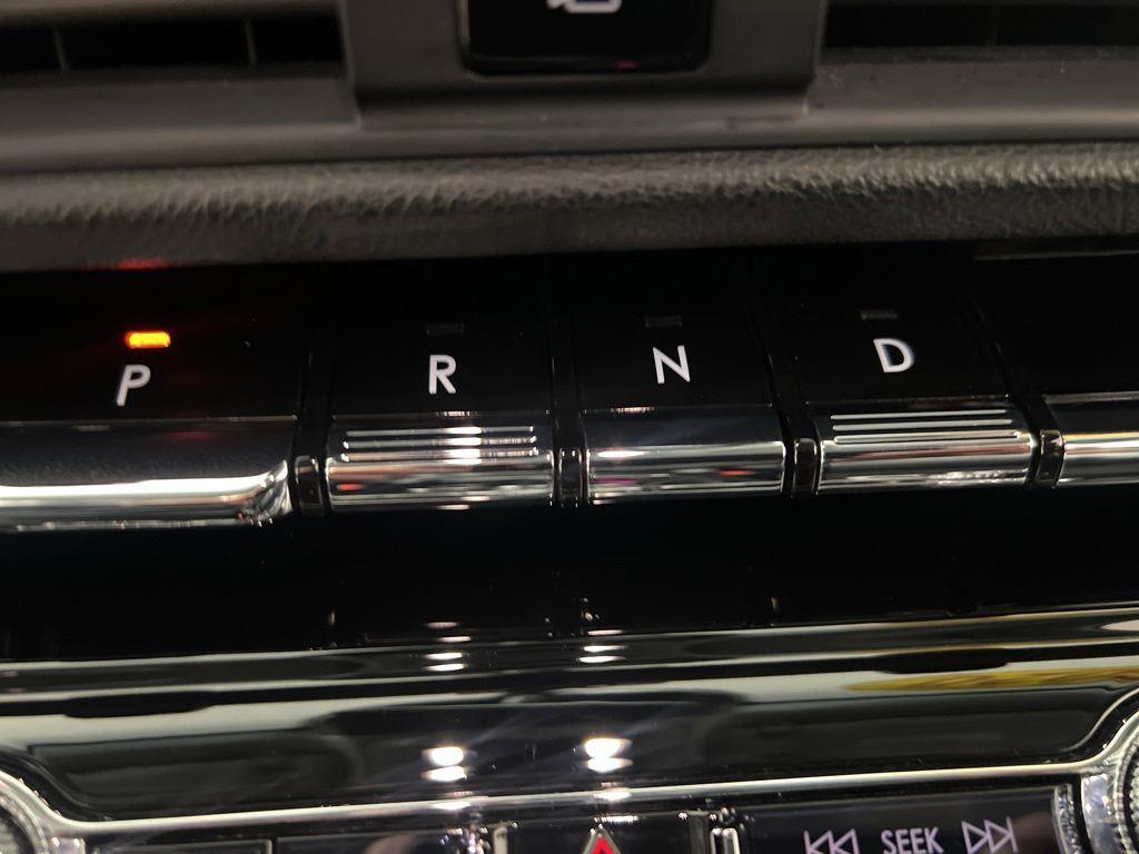 Used 2020 White Lincoln Standard image 17