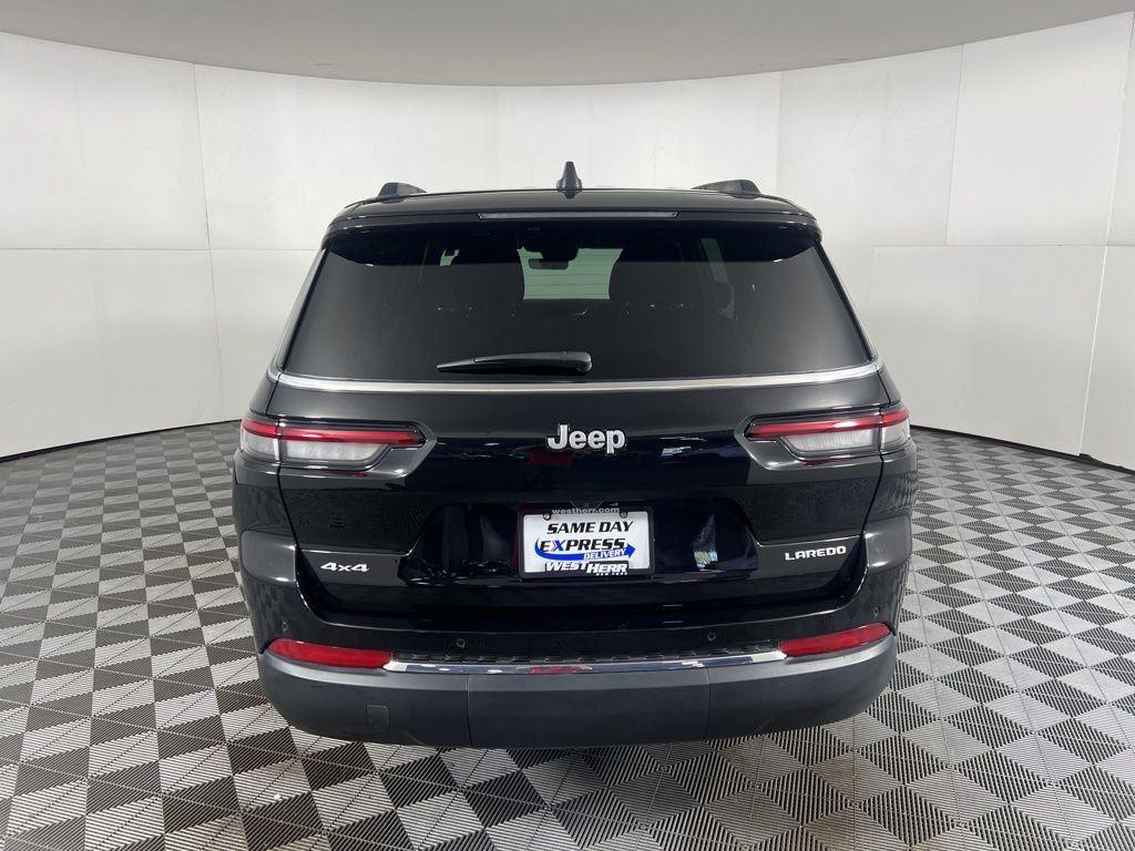 Used 2025 Diamond Black Crystal Pearlcoa Jeep Laredo image 7