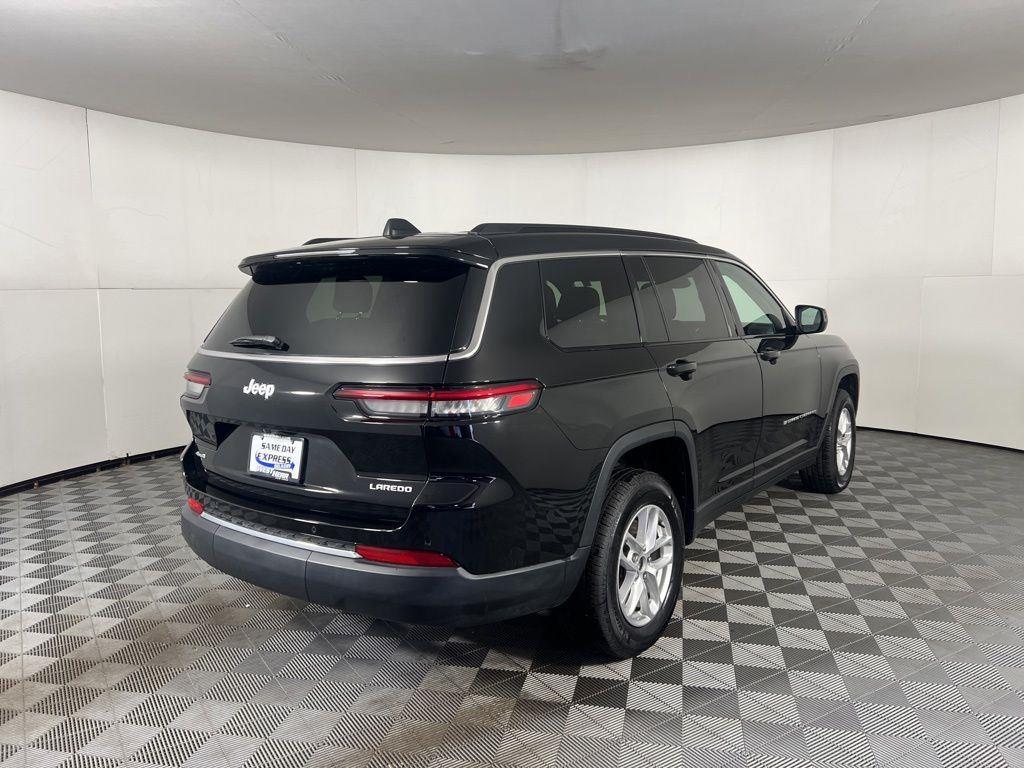 Used 2025 Diamond Black Crystal Pearlcoa Jeep Laredo image 8
