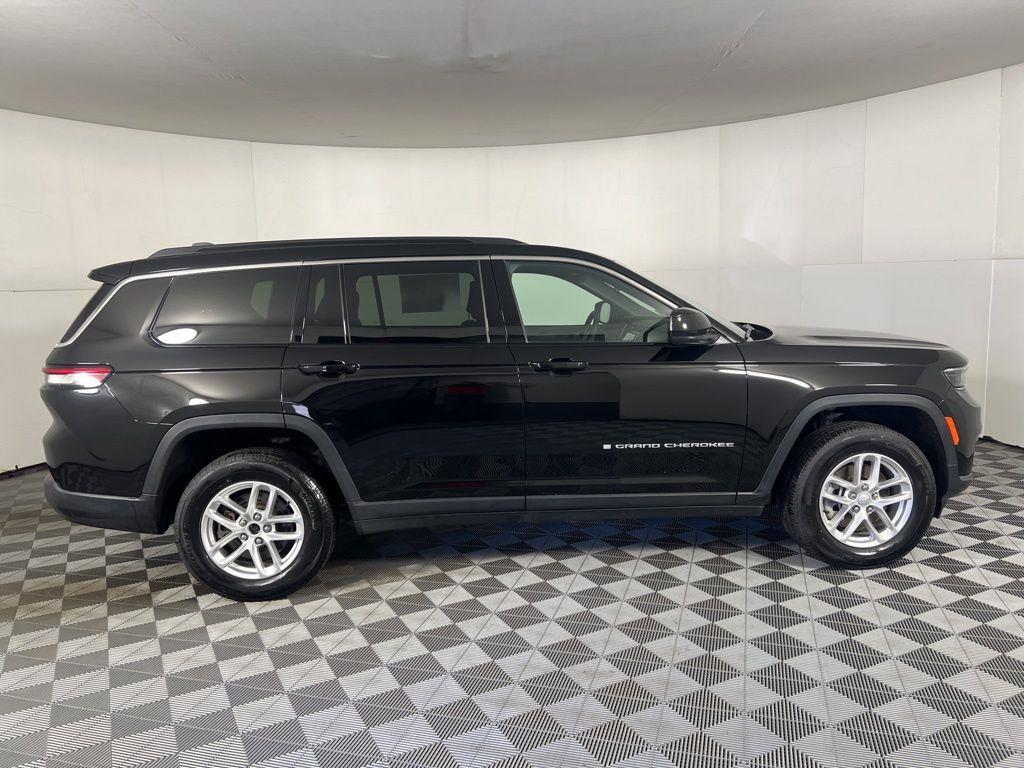 Used 2025 Diamond Black Crystal Pearlcoa Jeep Laredo image 9