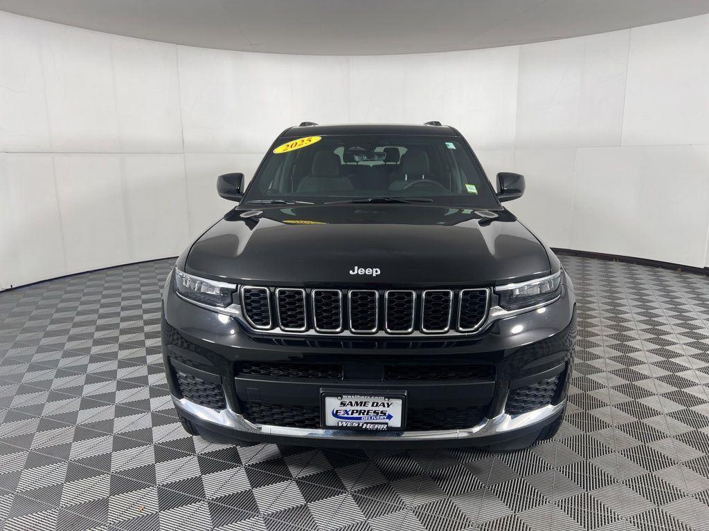Used 2025 Diamond Black Crystal Pearlcoa Jeep Laredo image 3