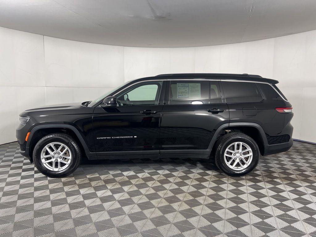 Used 2025 Diamond Black Crystal Pearlcoa Jeep Laredo image 5