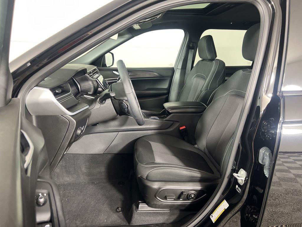 Used 2025 Diamond Black Crystal Pearlcoa Jeep Laredo image 11