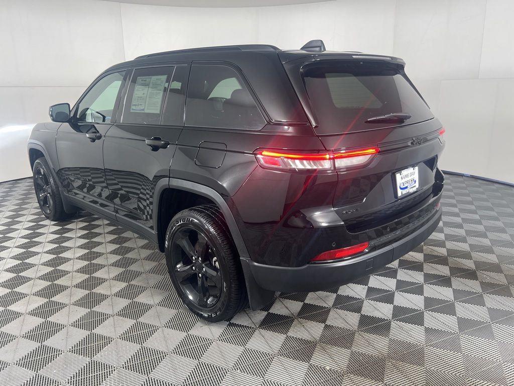 Used 2025 Diamond Black Crystal Pearlcoa Jeep Altitude X image 7