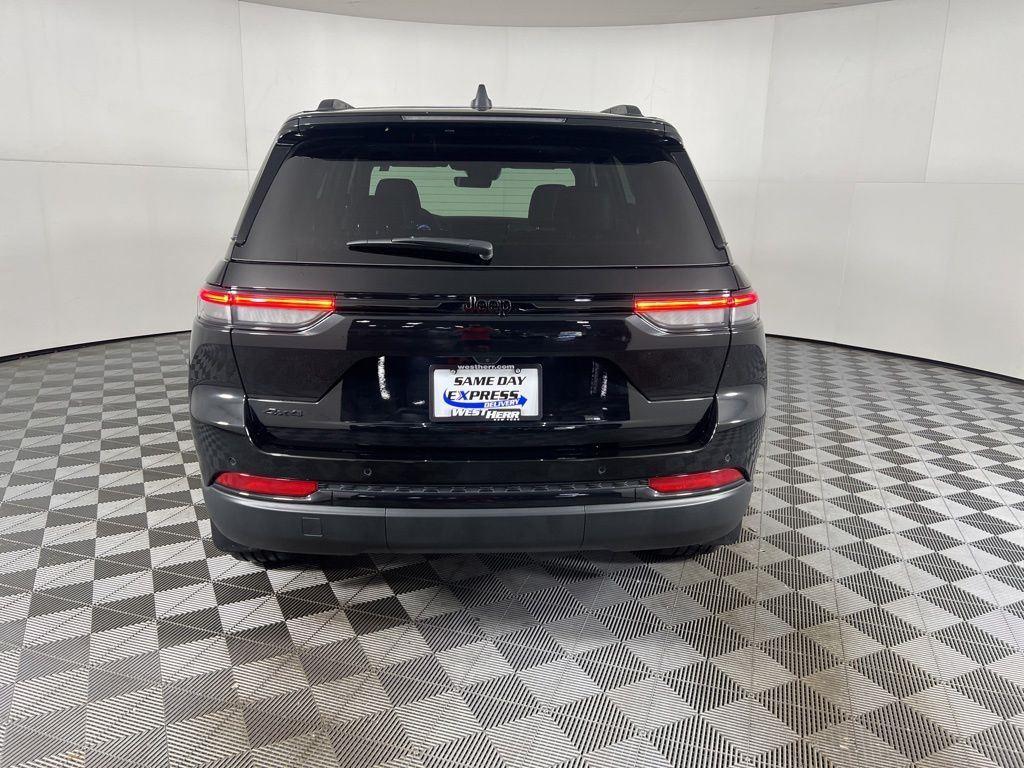 Used 2025 Diamond Black Crystal Pearlcoa Jeep Altitude X image 8