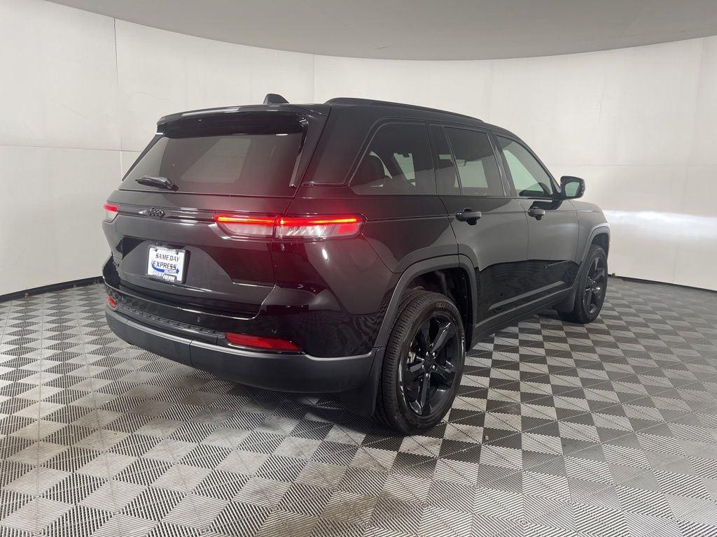 Used 2025 Diamond Black Crystal Pearlcoa Jeep Altitude X image 9