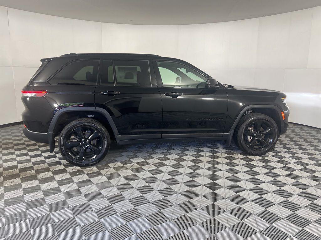 Used 2025 Diamond Black Crystal Pearlcoa Jeep Altitude X image 10