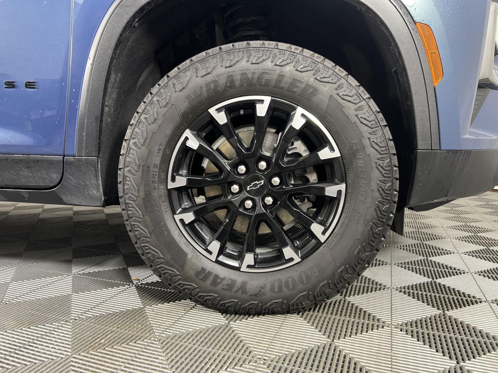 Used 2025 Lakeshore Blue Chevrolet Z71 image 13