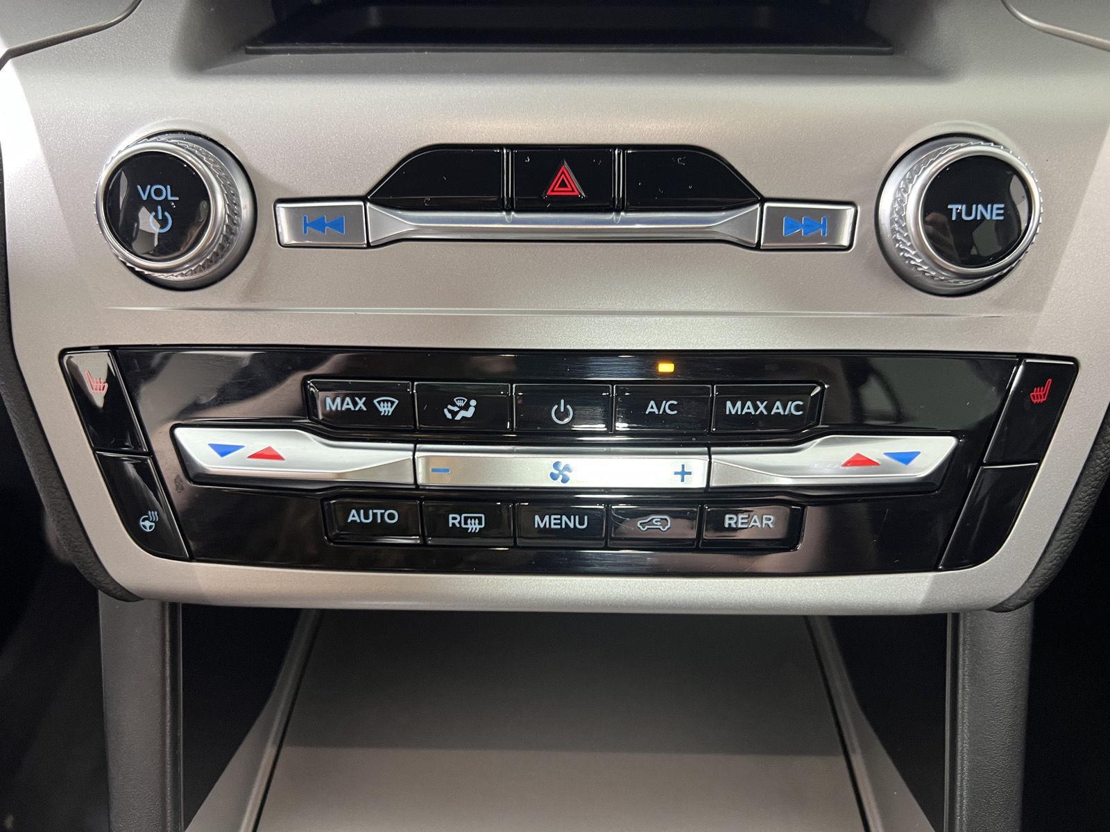 Used 2022 Star White Metallic Tri-Coat Ford XLT image 18