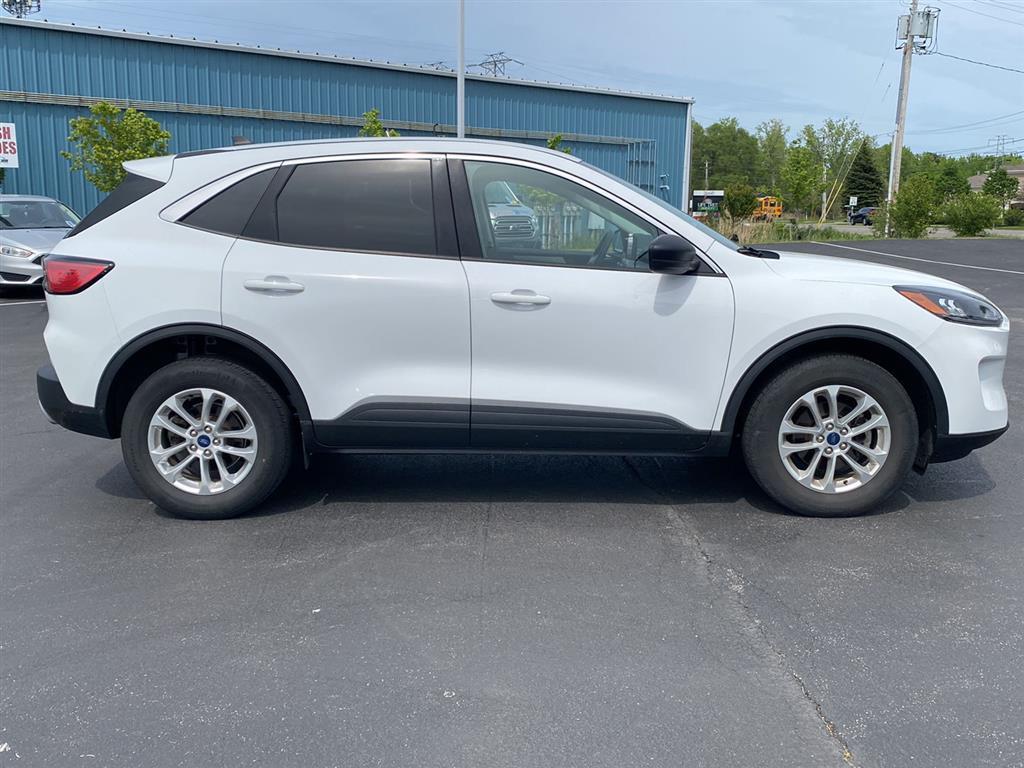 Used 2022 Oxford White Ford SE image 11