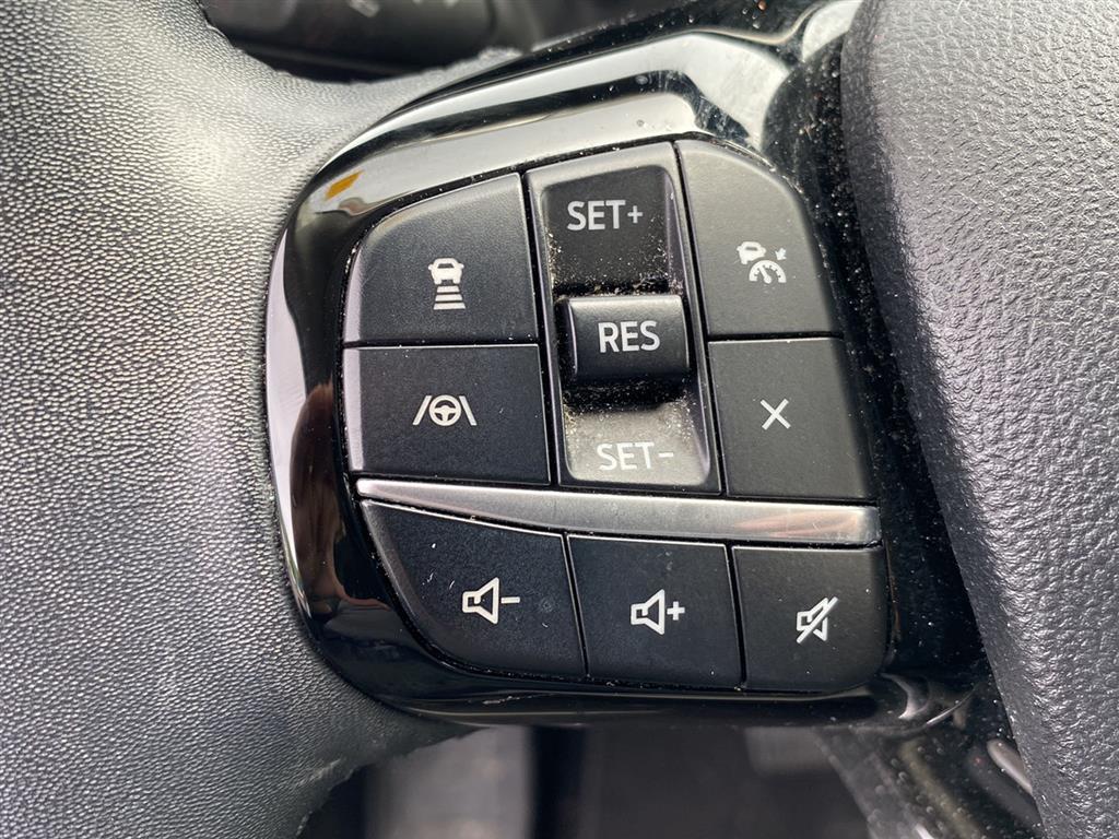 Used 2022 Oxford White Ford SE image 13