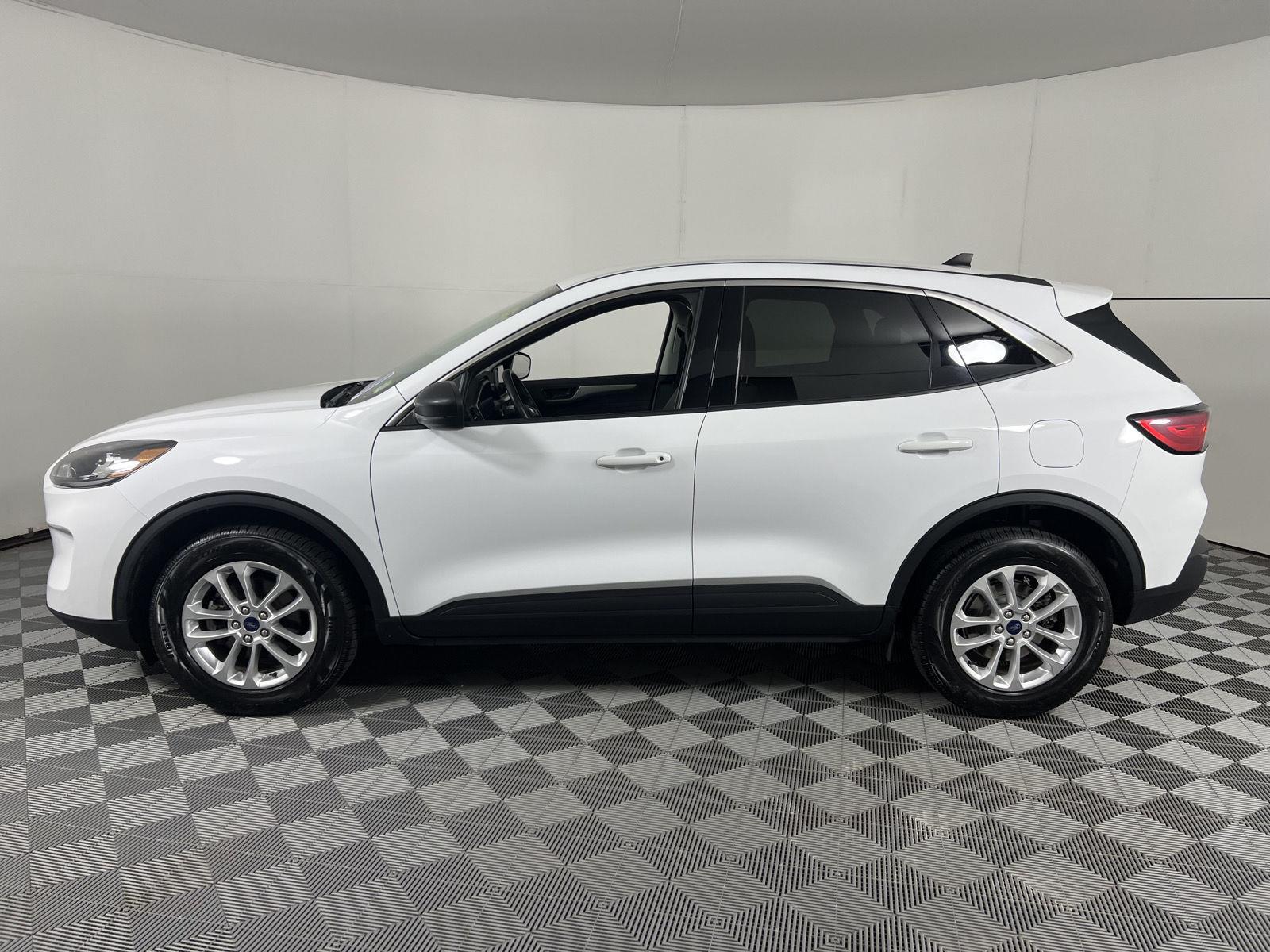 Used 2022 Oxford White Ford SE image 9