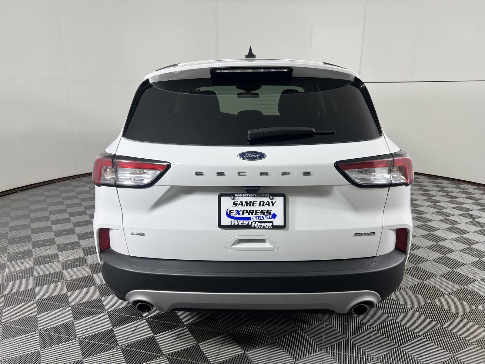 Used 2022 Oxford White Ford SE image 11