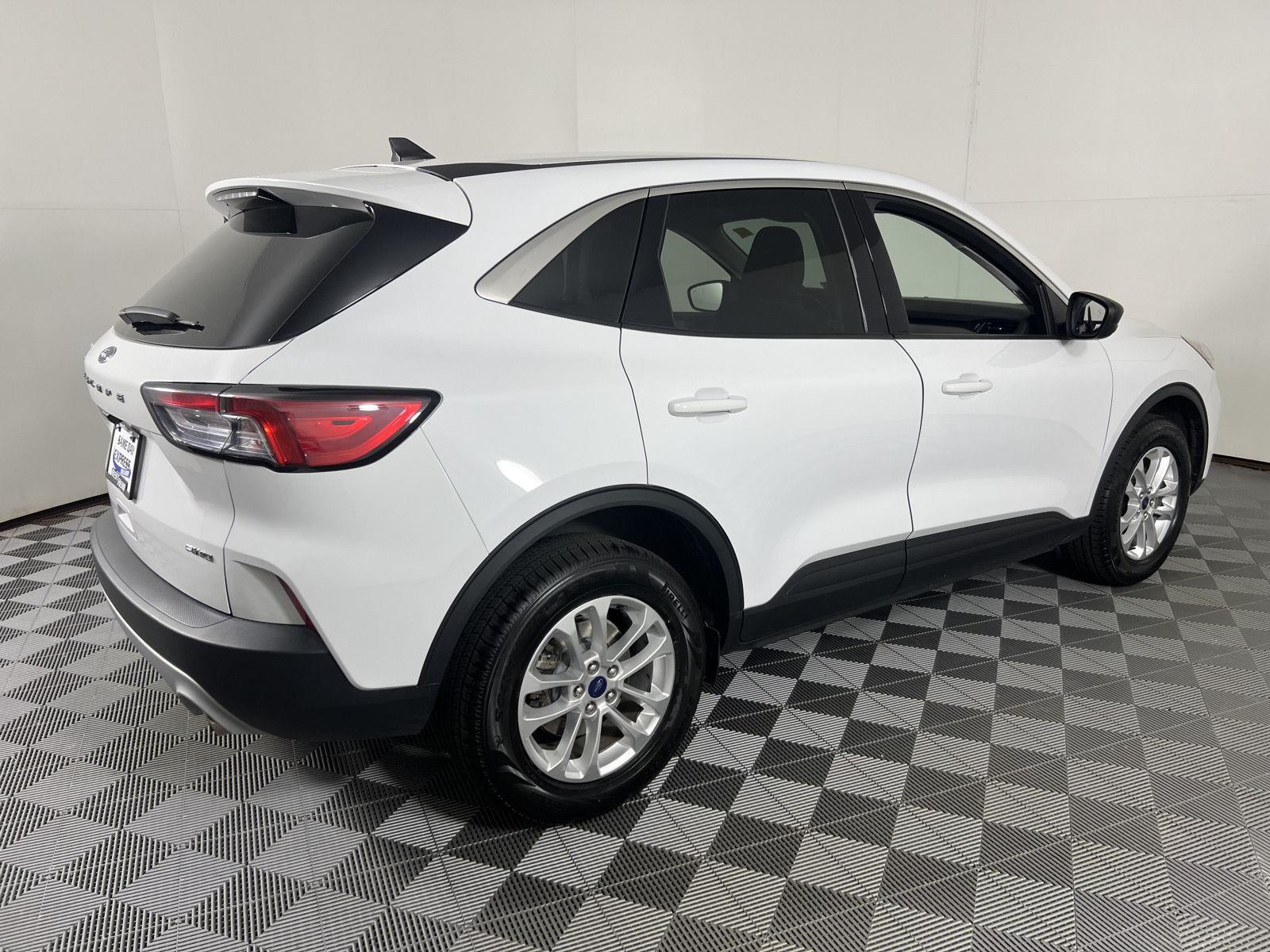 Used 2022 Oxford White Ford SE image 12